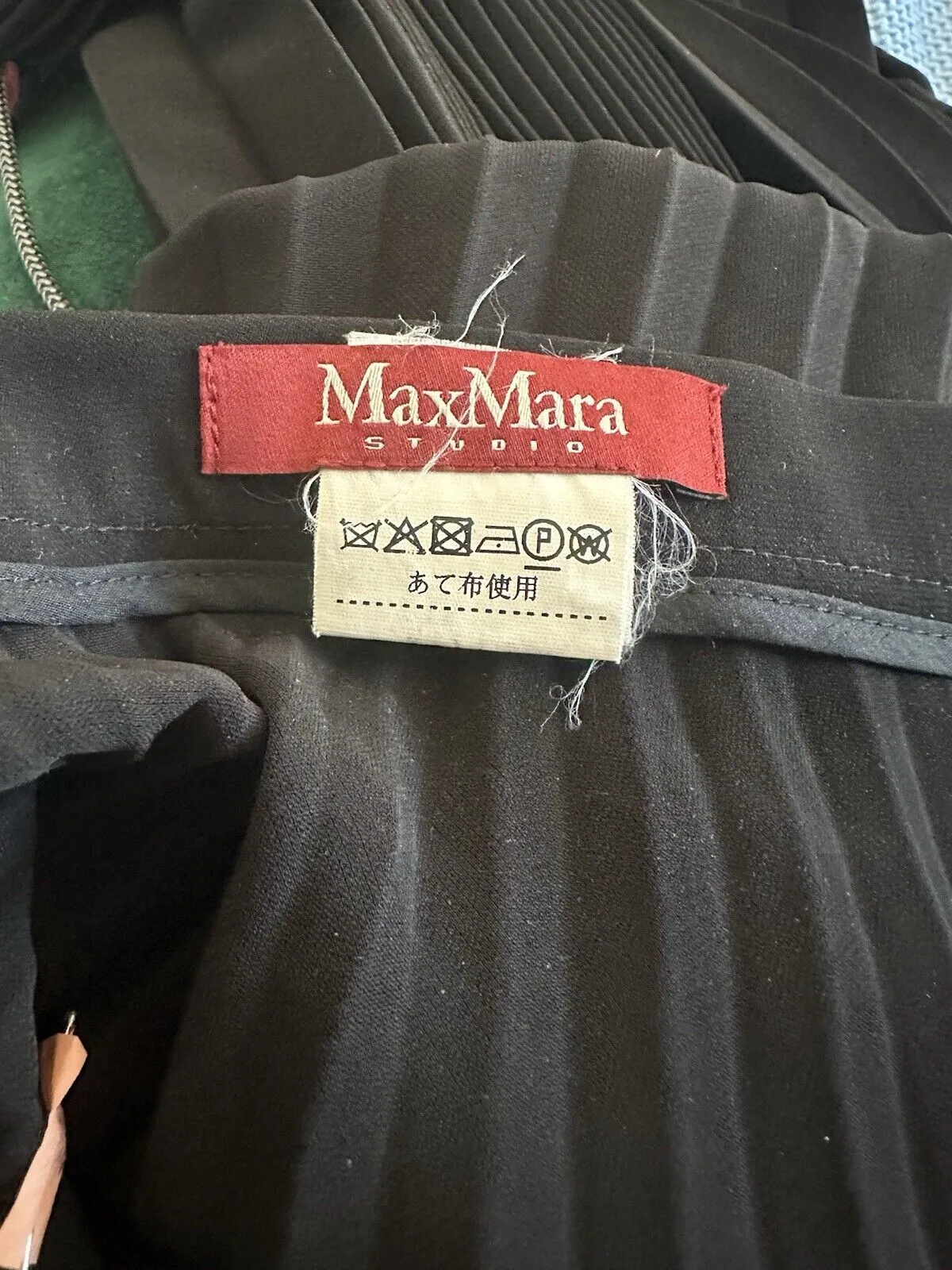 Max Mara black pleated midi skirt size UK12/US8