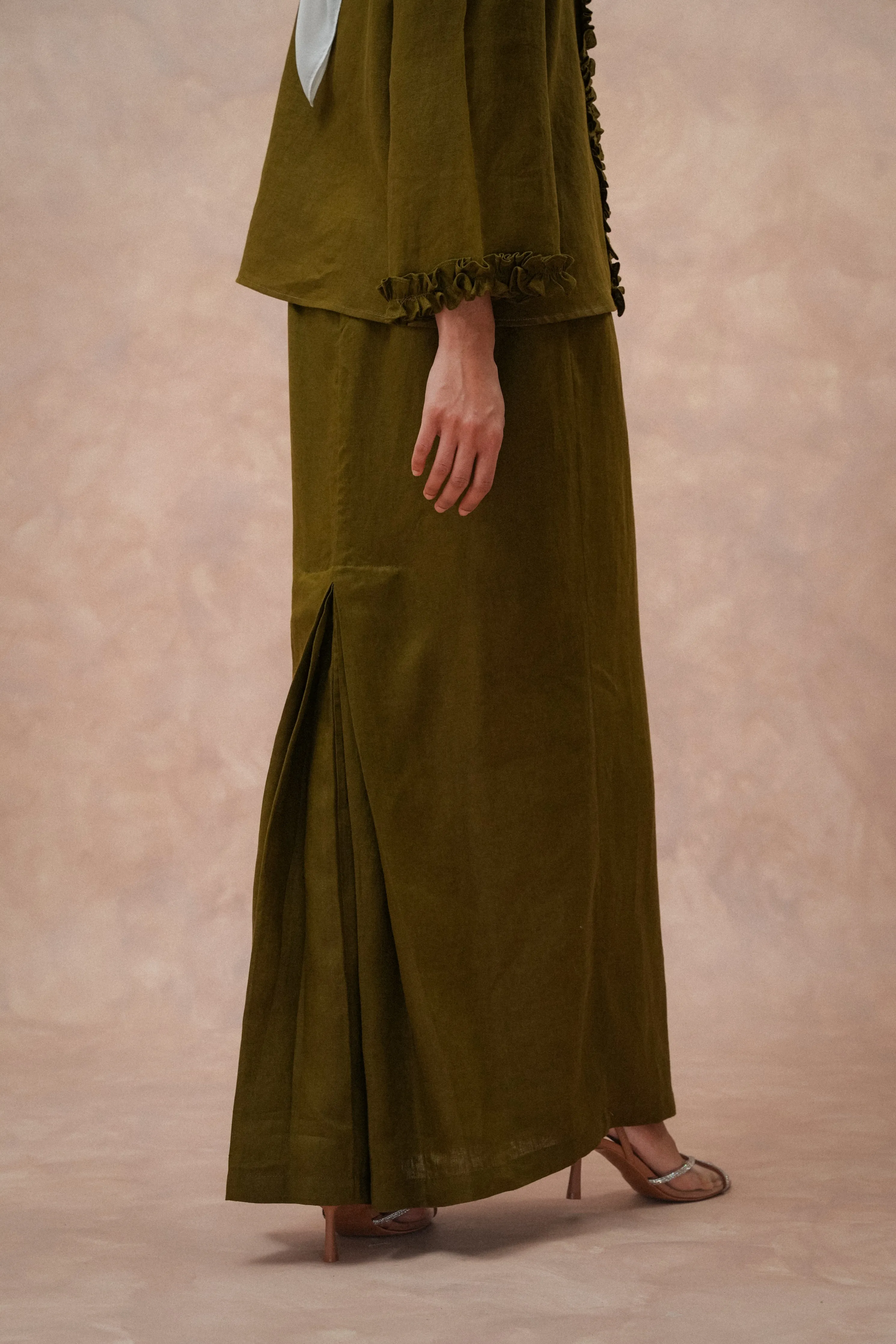 The Classic Pleated Linen Skirt in Olive